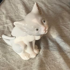 Lladro 5113 Expectant kitten feed me